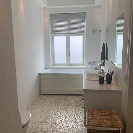 Entire 2-bedroom With Jacuzzi