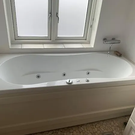 Entire 2-bedroom With Jacuzzi *